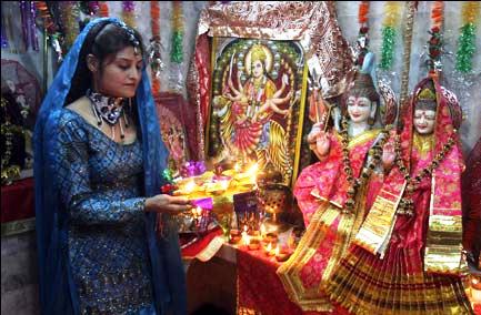 Do Hindu pray to idols?