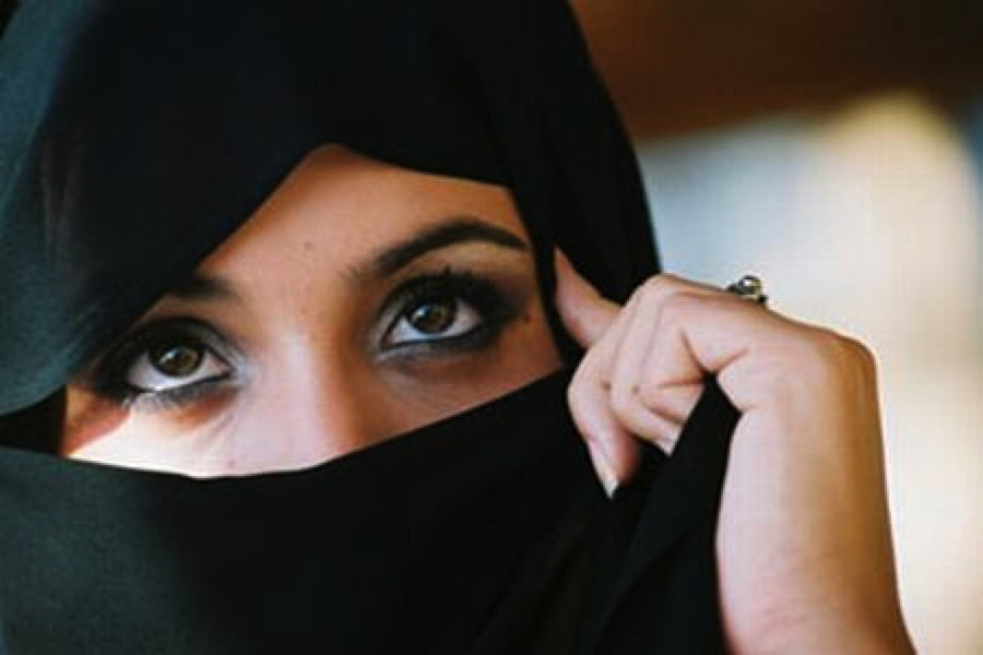 Женщина в Исламе. Женщина в парандже. Покорная мусульманка.